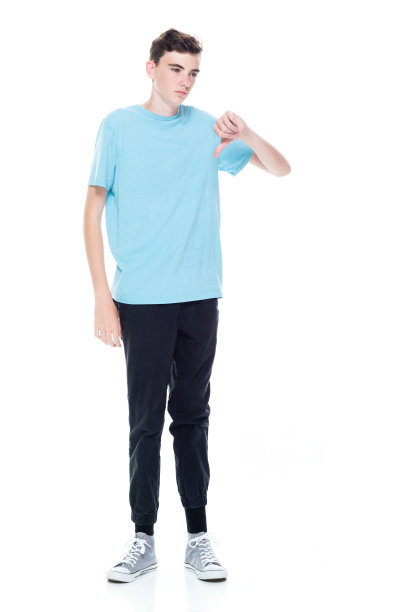 白人男性站在白人背景前图片下载