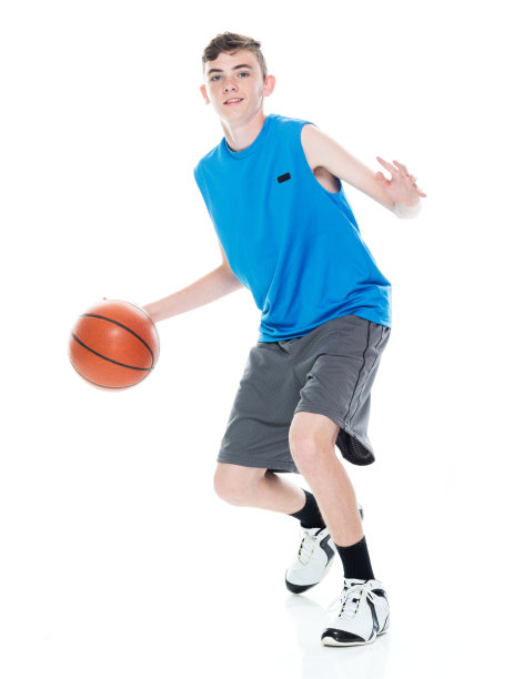 白人少年篮球运动员在白色的背景和抱篮球和使用运动球图片下载