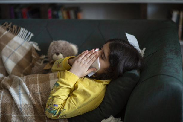 在家康复的可爱小病女孩图片下载