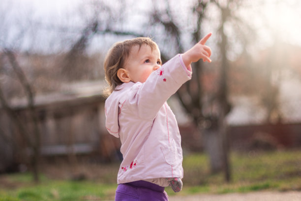指向远方的小女孩图片下载