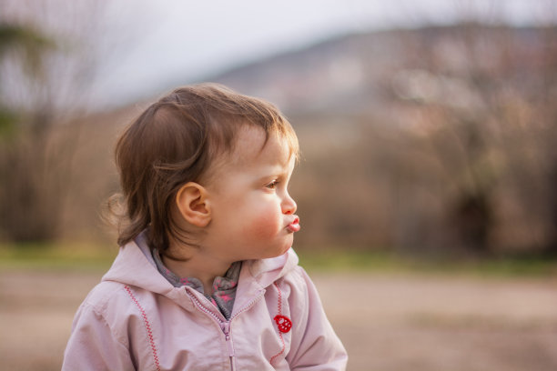 女孩做着鬼脸图片下载