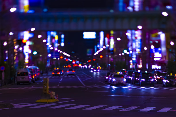 一个夜晚在东京秋叶原市中心的霓虹街道长镜头图片下载