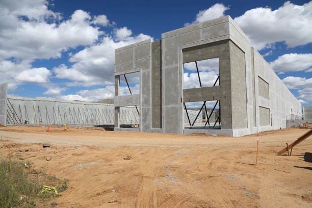 横向向上倾斜在建物流大楼图片下载