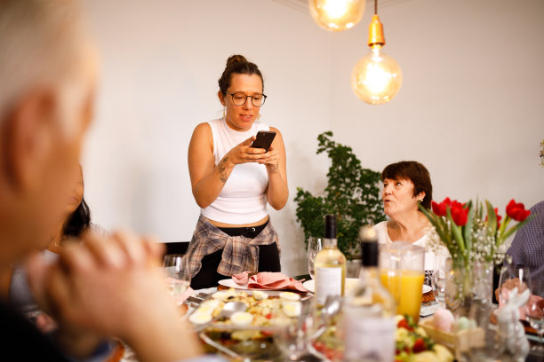 年轻女子在桌子上拍照图片下载