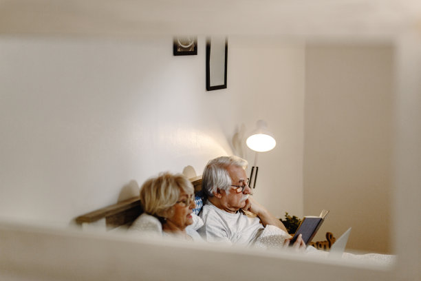 一对老年夫妇在卧室里放松，镜子里的映像。图片下载