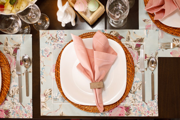 复活节装饰的午餐桌子图片下载