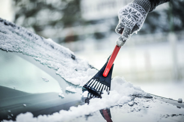 汽车车窗除雪图片下载