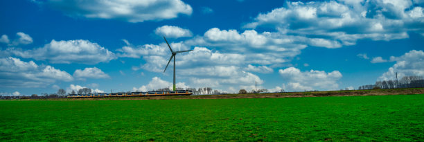 荷兰风景中的客运列车和风力涡轮机图片下载