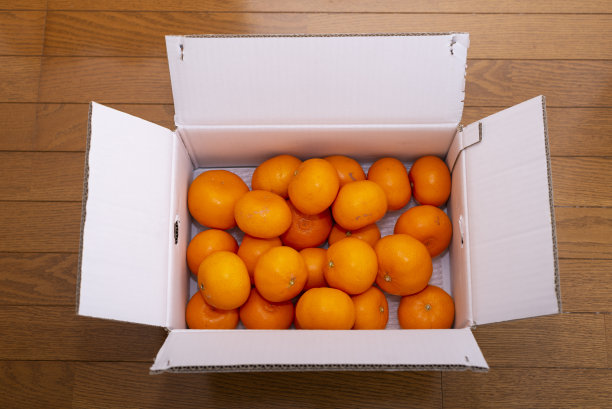 装在纸板里的蜜桔图片下载