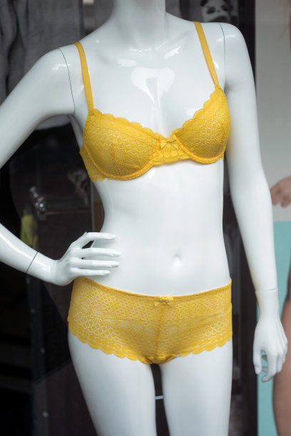 在时装店的女装陈列室里，穿着黄色内衣的模特图片下载