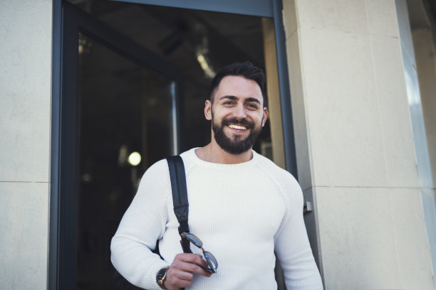 微笑的年轻人从餐馆出来的肖像图片下载