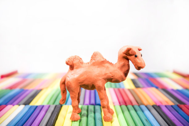 橡皮泥动物：彩色背景上的骆驼图片下载