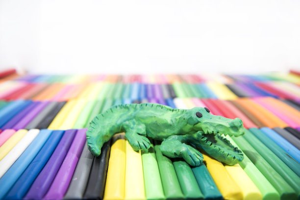 彩色背景上的橡皮泥火烈鸟图片下载