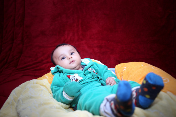 婴儿在篮子里放松图片下载