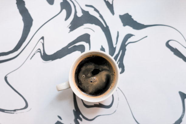 咖啡壶上的黑咖啡图片下载