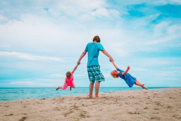 父亲和孩子们在海滩度假玩耍图片下载