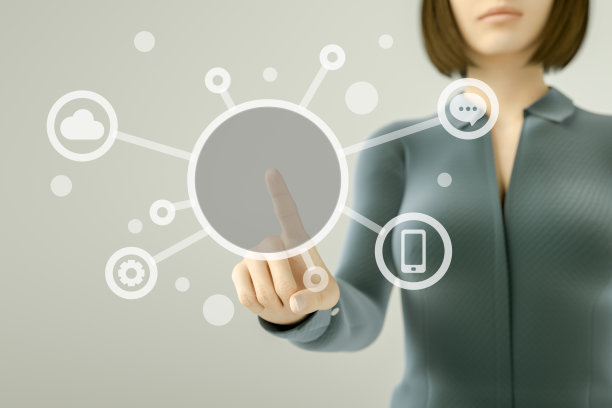 商界女性在触摸屏上按下按钮，云计算概念图片下载