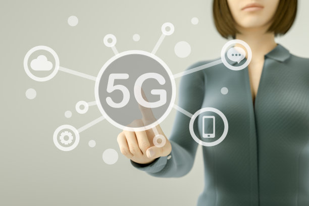 商务女性在触摸屏上按下按钮，5G概念图片下载