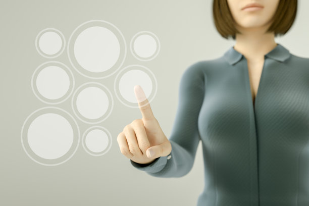 女商人在按触摸屏上的按钮图片下载