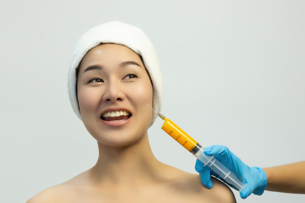 美女面部护理，注射有机化学提取物图片下载