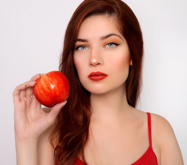拿着红苹果的女人图片下载