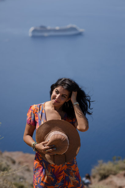 在希腊圣托里尼伊亚镇度假的年轻女子图片下载