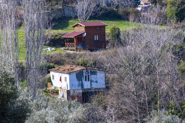 伊兹密尔希林杰村的古老街道和房屋图片下载