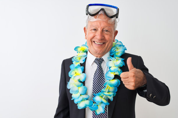 资深商人穿着西装夏威夷雷潜水镜在孤立的白色背景做快乐的拇指向上的手势与手。赞许的表情看着镜头，表示成功。图片下载