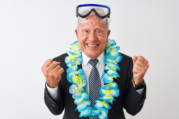 资深商人穿着西装夏威夷雷潜水镜在孤立的白色背景庆祝惊讶和惊讶的成功与双臂举起和睁开眼睛。赢家的概念。图片下载