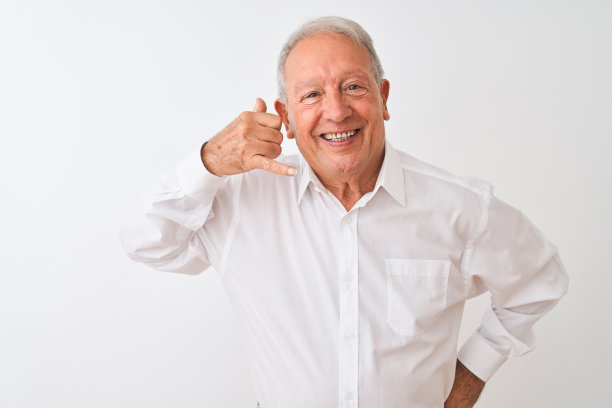 打电话手势的年长白人男子图片下载