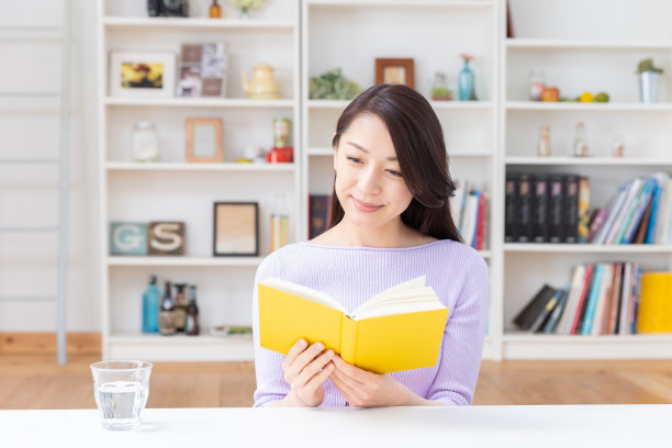 读一本书的亚洲女人图片下载