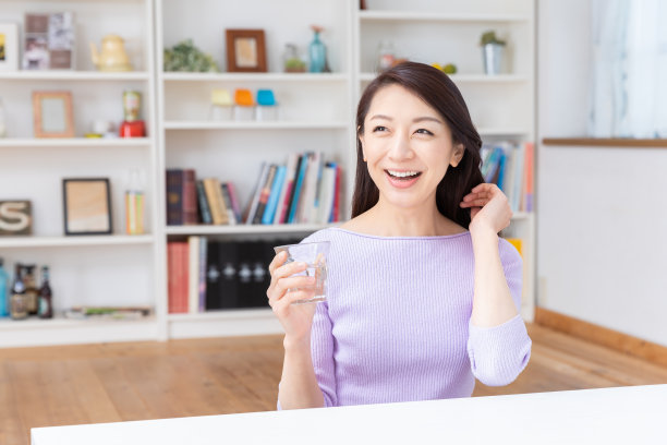 喝水的亚洲女人图片下载