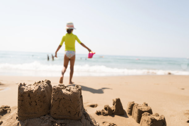 孩子们在建造沙堡后玩耍图片下载