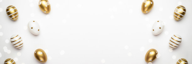 复活节快乐金光装饰的鸡蛋在篮子孤立的白色背景。用于贺卡，促销，海报，传单，网页横幅，文章。图片下载
