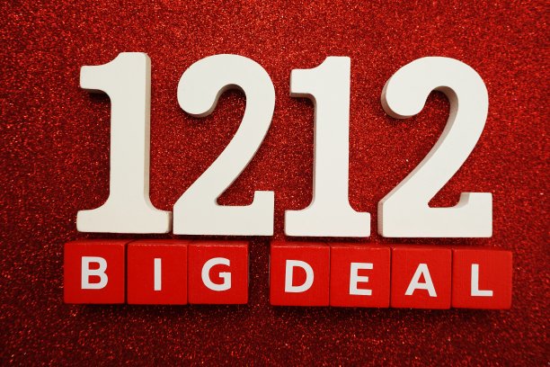 1212个大减价字母在红色闪光的背景图片下载