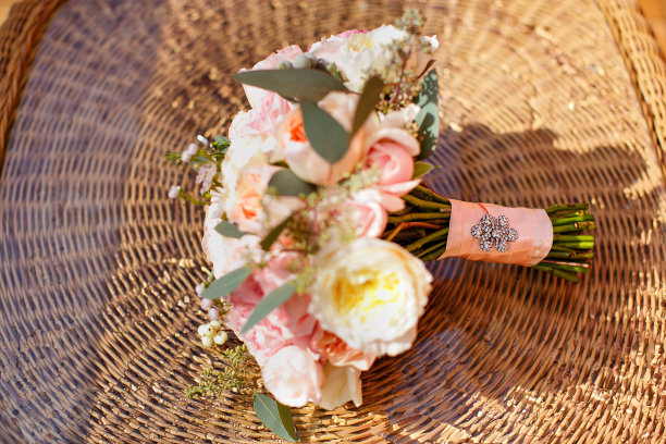 婚礼手捧花侧面特写：牡丹玫瑰花图片下载