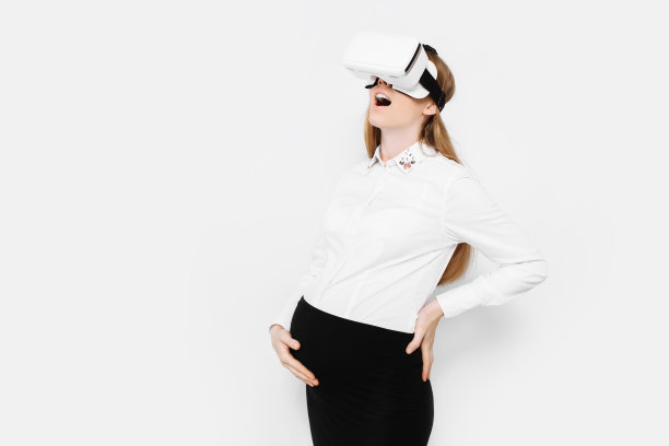 戴VR眼镜在职场娱乐的年轻怀孕女商人图片图片下载