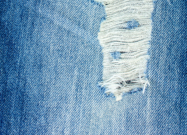蓝色撕裂牛仔牛仔裤的纹理图片下载
