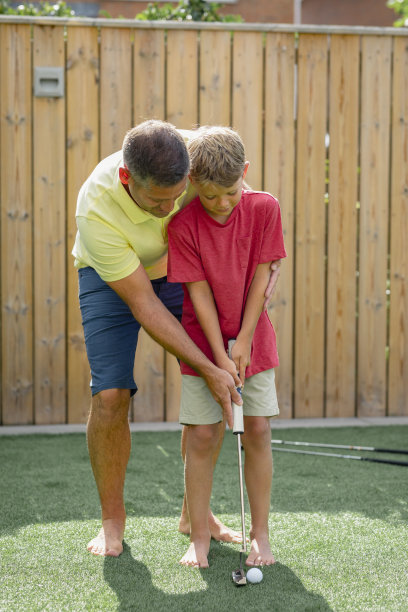和爸爸一起打高尔夫图片下载