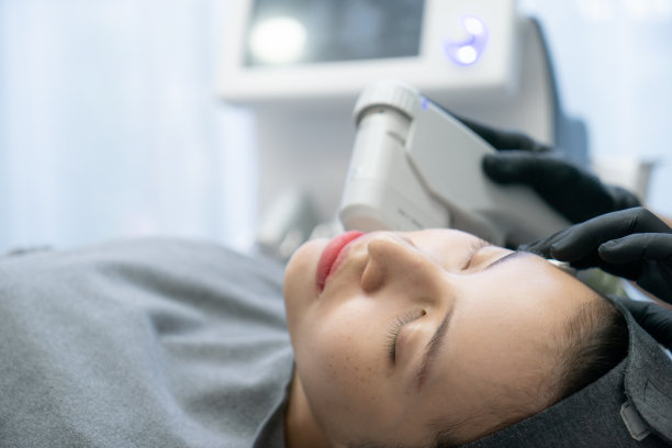 女性面部HIFU护理：高强度聚焦超声抗衰老治疗和整形外科概念图片下载