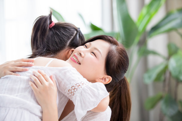 女儿给妈妈一个拥抱图片下载