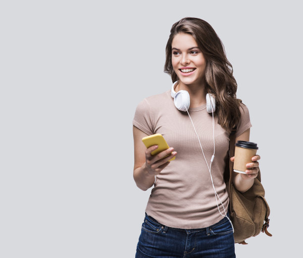 快乐的学生女孩用智能手机去旅行图片下载