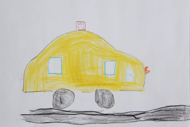 幼稚的画，黄色的车，白色的背景。艺术作品与绘画图片下载