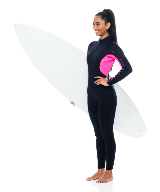 拉丁美洲和西班牙裔的年轻女性站在白色背景穿着泳衣和使用冲浪板图片下载