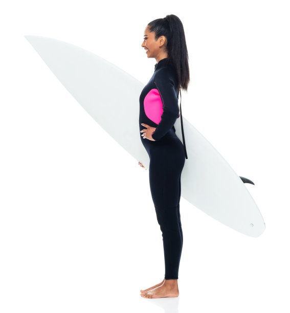 z一代女性穿着潜水服，使用冲浪板站在黑色背景前图片下载