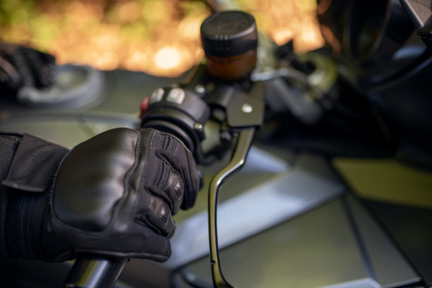 骑行者在街上准备骑摩托车图片下载