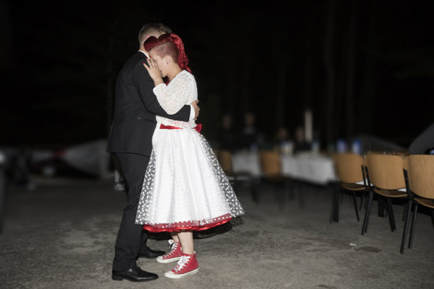 新娘和新郎第一次跳舞-库存照片图片下载