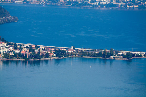 高速公路穿越卢加诺湖的航拍镜头图片下载