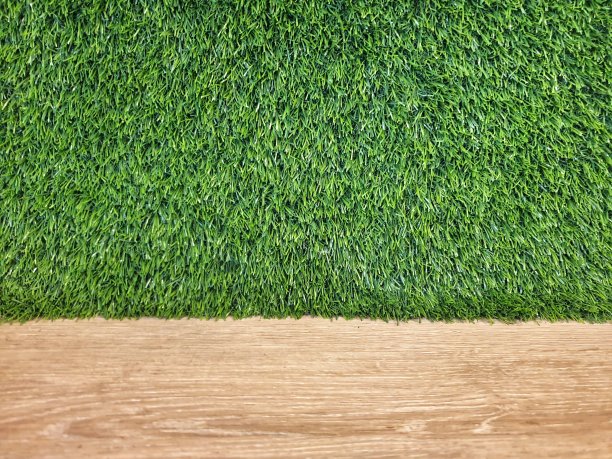 人造草和木制背景与复制空间图片下载