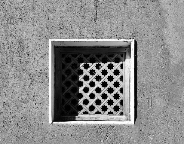 红土墙和古式木制通风口图片下载